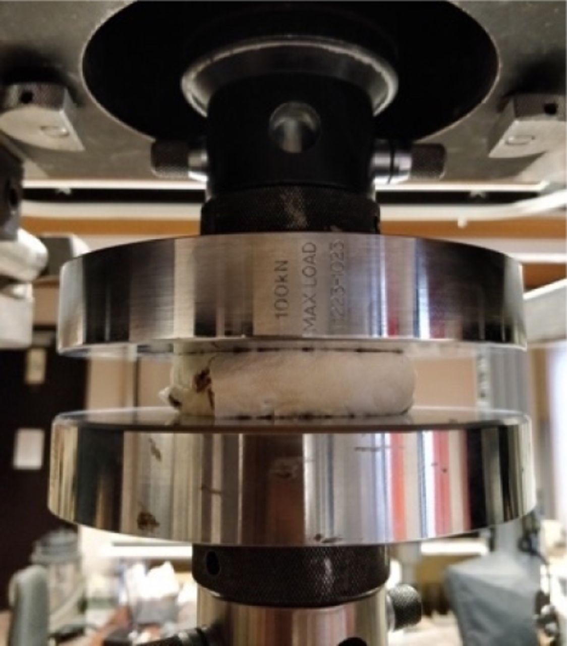 Instron load bench for compression tests at the state of maximum deformation of the FWL sample.
