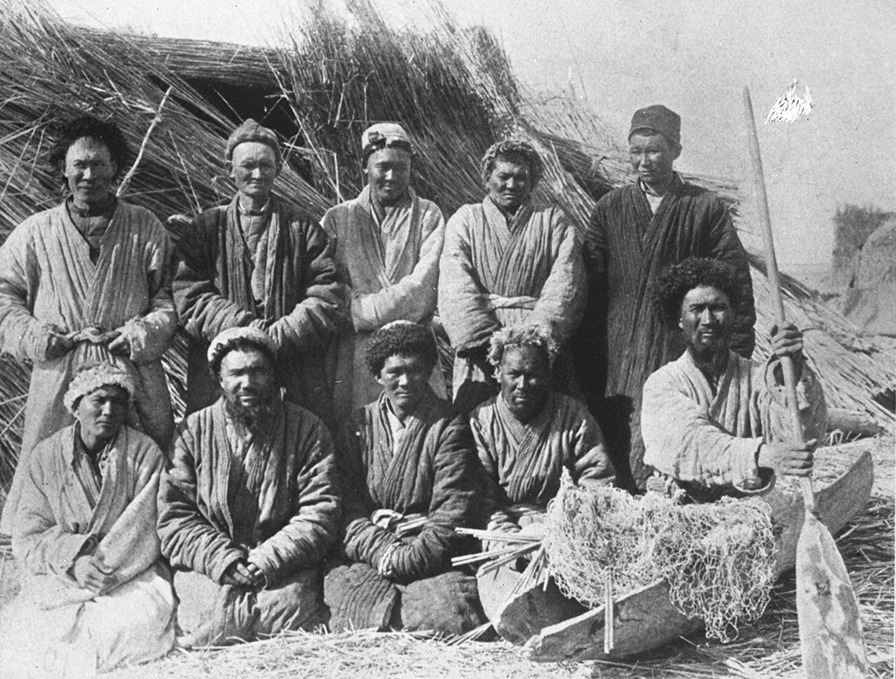 Loptuq fishermen with nets and paddle in the village Tikenlik (Photo M.A. Stein, Ruins of Desert Cathay 1912)