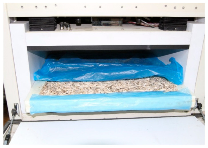 A prepared sample of dry HS placed in the HFM apparatus [29].