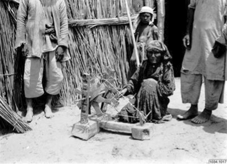 Old Loptuq woman showing a simple spinning wheel (Photo Sven Hedin)