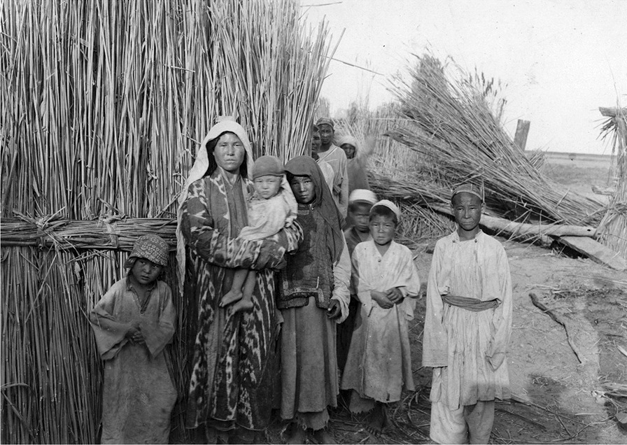 Loptuq household in front of a reed hut around 1900 (Photo Sven Hedin)